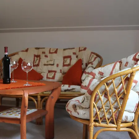 Modern In With Terrace Fenced Garden Apartment *